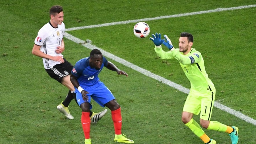 Le gardien de l'équipe de France Hugo Lloris s'interpose face à l'Allemagne en demi-finale de l'Euro à Marseille, le 7 juillet 2016