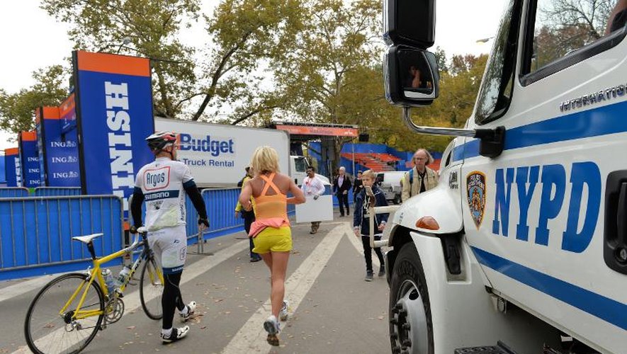 Un véhicule de police stationné près de la ligne d'arrivée lors des préparatifs du marathon de New York, le 31 octobre 2013