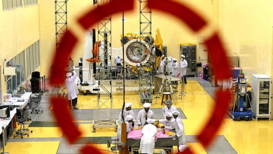Scientifiques et ingénieurs travaillent sur le véhicule Mars Orbiter, le 11 septembre 2013 au centre de l'Organisation indienne de recherche spatiale, à Bangalore