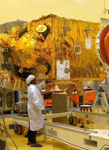 Un scientifique travaille sur le véhicule Mars Orbiter, le 11 septembre 2013 au centre de l'Organisation indienne de recherche spatiale, à Bangalore