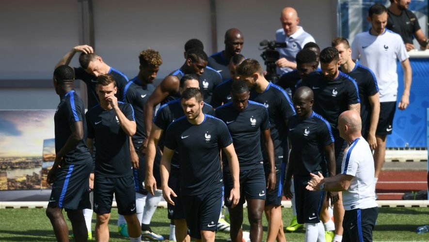 Les Bleus à leur arrivée à l'entraînement le 9 juillet 2016 à Clairefontaine-en-Yvelines