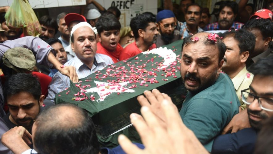 Le cercueil d'Abdul Sattar Edhi est transporté pour ses funérailles, le 9 juillet 2016 à Karachi