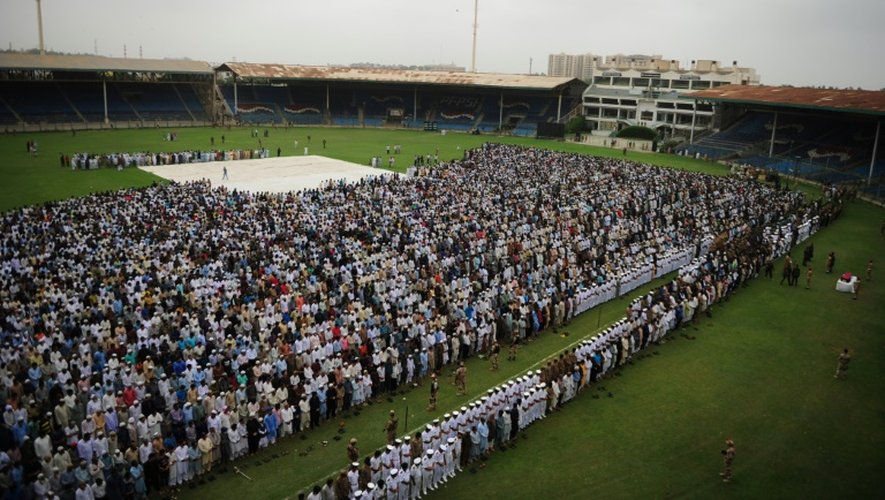 Une foule immense s'est rassemblée samedi en début d'après-midi dans un stade de cricket de Karachi pour assister à la cérémonie funèbre