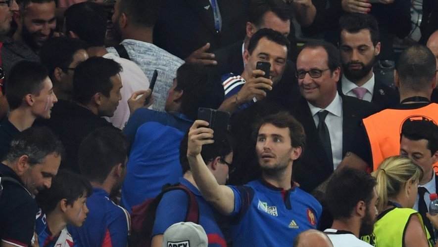Le président François Hollande se prête au jeu des selfies avec les supporteurs de l'équipe de France à Marseille, le 7 juillet 2016