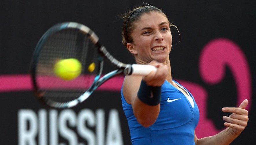 Sara Errani effectue un coup droit contre Irina Khromacheva en finale de la Fed Cup à Cagliari le 2 novembre 2013