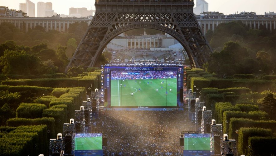 Les amateurs du foot suivent le match entre la France et l'Allemagne dans la fan zone de Paris-Tour Eiffel, le 7 juillet 2016