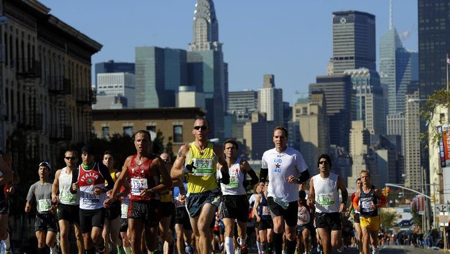 Des participants du marathon de New York traversent le Queens, le 6 novembre 2011