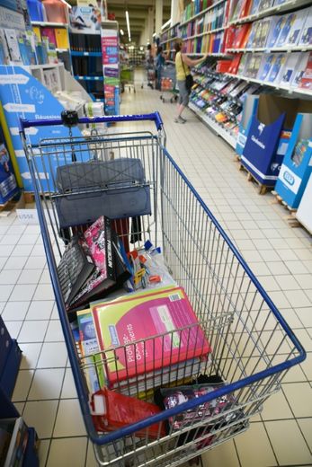 Courses de rentrée dans un supermarché de Labège près de Toulouse le 20 août 2015