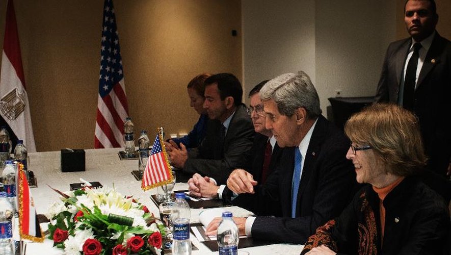 John Kerry (d) rencontre son homologue égyptien Nabil Fahmy, le 3 novembre 2013 au Caire