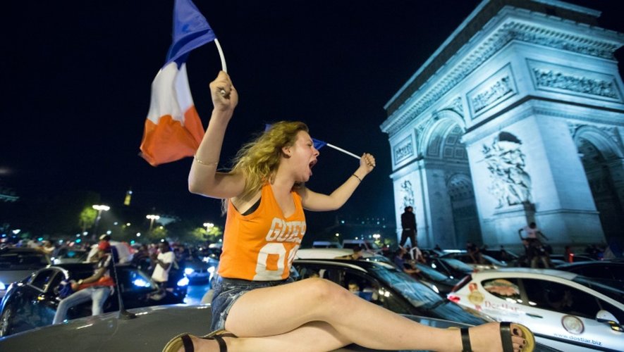 Des supporters fêtent le 7 juillet 2016 sur les Champs Elysées à Paris la qualification de la France en finale de l'Euro-2016