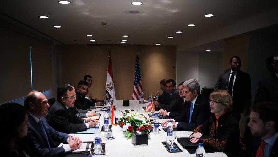 Le secrétaire d'Etat américain John Kerry (C, D) rencontre son homologue égyptien Nabil Fahmy, le 3 novembre 2013 au Caire