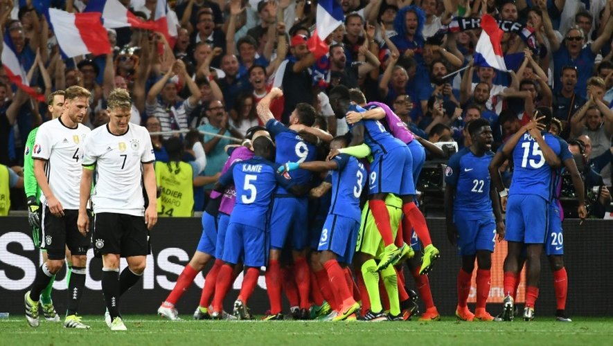 Les joueurs de l'équipe de France en fusion avec leurs supporters après le 2e but d'Antoine Griezmann contre l'Allemagne, le 7 juillet 2016