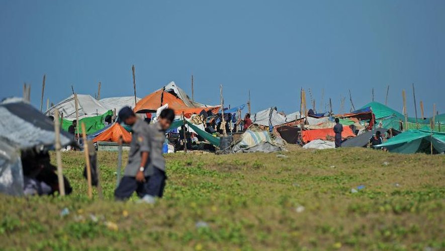 Un camp de réfugiés rohingyas établi sur la plage, près de Sittwe, le 31 octobre 2012, en Birmanie