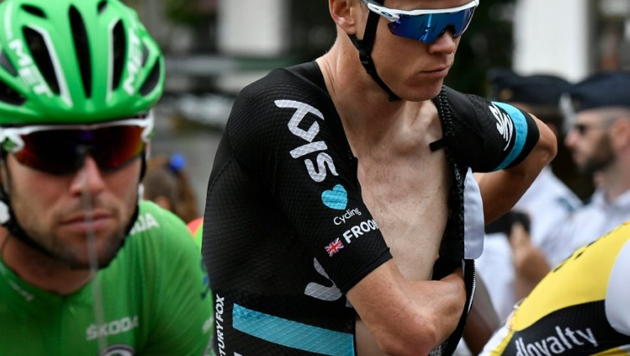 Le Britannique Chris Froome (Sky) ajuste son maillot lors de la 8e étape du Tour de France, le 9 juillet 2016 à Pau