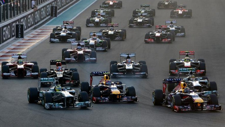Vettel passe en tête à la fin de la première ligne droite du GP d'Abou Dhabi le 3 novembre 2013