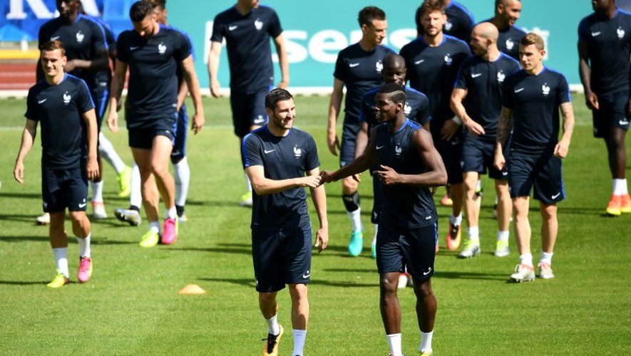 Les joueurs de l'équipe de France arrivent pour un entraînement à Clairefontaine-en-Yvelines le 9 juillet 2016