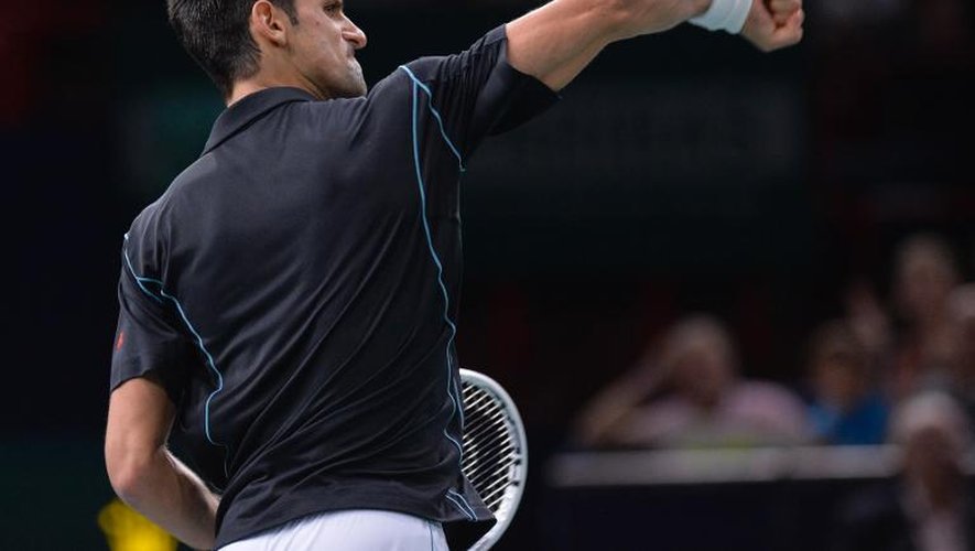 Le Serbe Novak Djokovic réagit sur un point remporté en finale du tournoi de Paris-Bercy contre l'Espagnol David Ferrer, le 3 novembre 2013