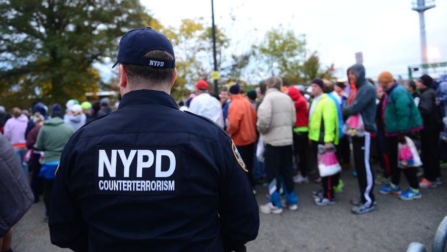 Un policier surveille la foule dans le cadre du marathon de New York, le 3 novembre 2013