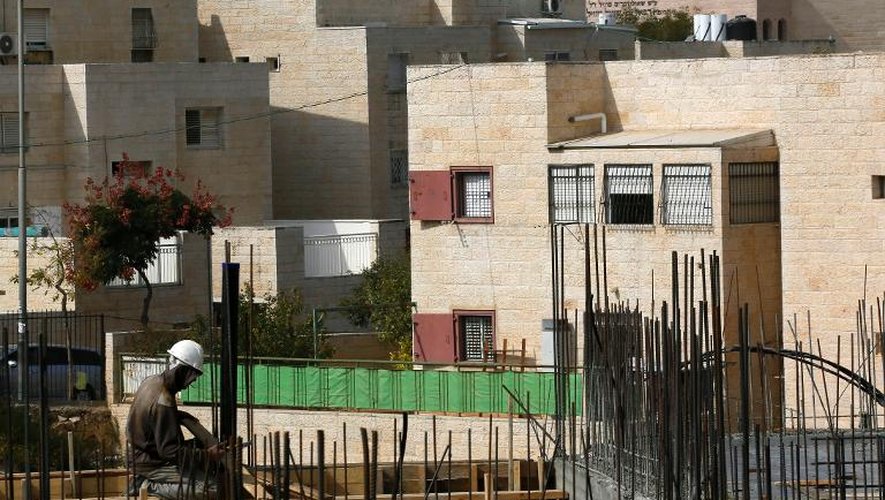 Un ouvrier palestinien travaille sur un chantier dans la colonie juive de Ramat Shlomo, à Jérusalem-Est, le 30 octobre 2013