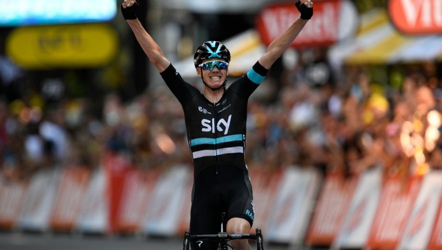 le Britannique Chris Froome franchit en vainqueur la 8e étape du Tour de France à Bagnères-de-Luchon, le 9 juillet 2016