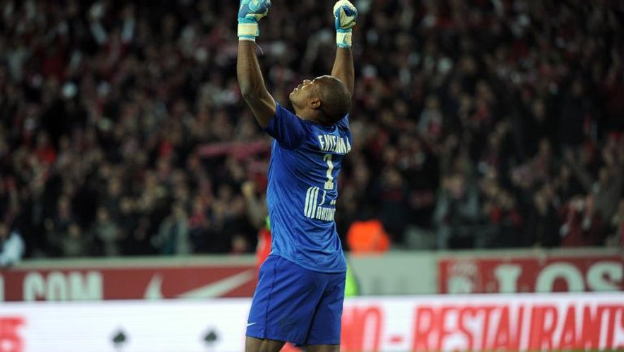 Le gardien nigérian Vincent Enyeama de Lille Vincent Enyeama lève les bras après un but de son équipe en latch de L1, contre Monaco, le 3 novembre 2013 à Villeneuve d'Ascq