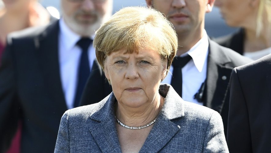 La chancelière allemande Angela Merkel visite un camp de réfugiés à Heidenau, dans l'est de l'Allemagne, le 26 août 2015