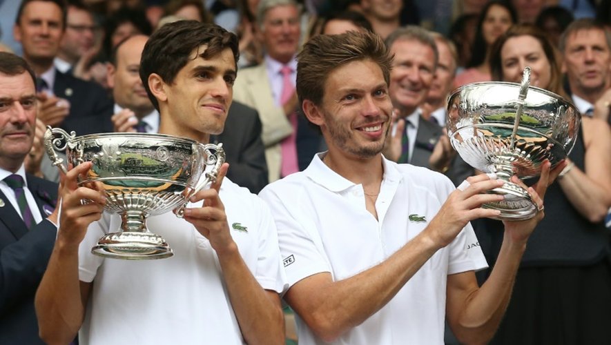 Nicolas Mahut (d) et Pierre-Hugues Herbert vainqueurs du double messieurs à Wimbledon en battant en finale Edouard Roger-Vasselin et Julien Benneteau, le 9 juillet 2016