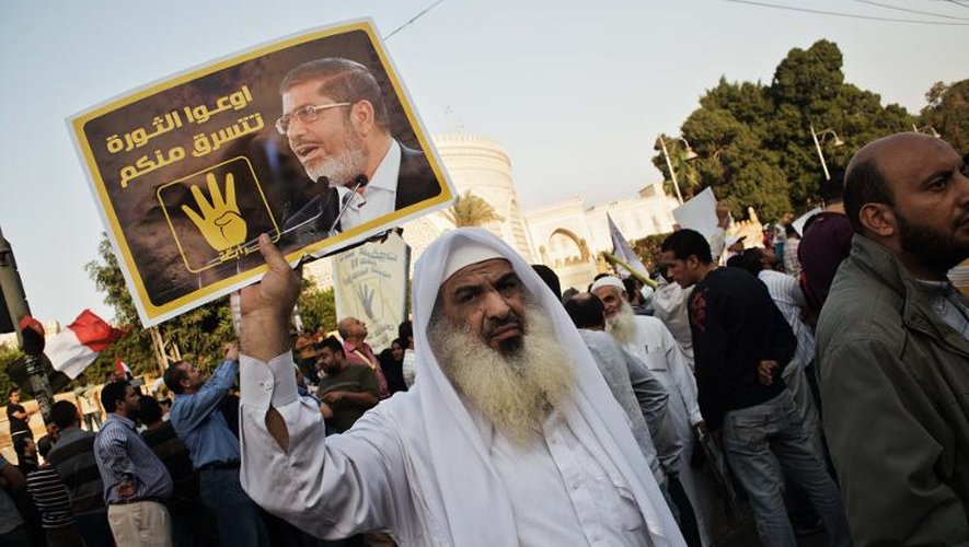 Le portrait de l'ex-président égyptien Mohamed Morsi lors d'un rassemblement de ses partisans, le 1er novembre 2013 au Caire