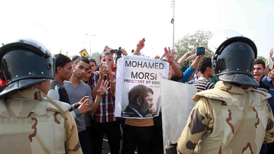 Des étudiants partisans du président déchu Mohamed Morsi et des Frères Musulmans face à l'armée égyptienne, le 28 octobre 2013 devant l'Université du Caire