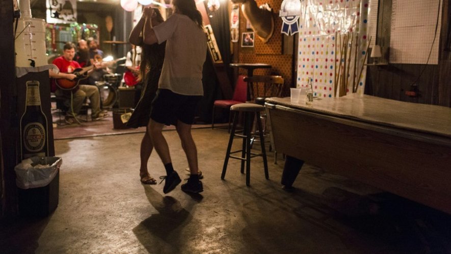 Un couple danse sur le jazz de "Guitar Lightnin' Lee and his Thunder band", dans un bar de La Nouvelle Orléans, en Louisiane, le 18 août 2015