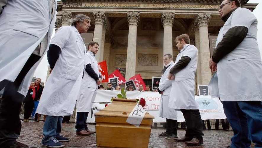 Des urgentistes devant le Pantheon à Paris lors d'une fausse-cérémonie en hommage "à la mort des urgences" de l'Hôtel-Dieu, le 1er novembre