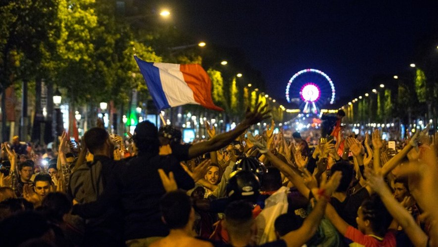 La foule sur les Champs-Elysées le 7 juillet 2016 à Paris à l'issue de la demie-finale France/Allemagne