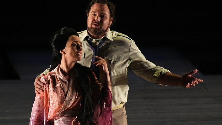 La soprano albanaise Ermonela Jaho, et le ténor américain Bryan Hymel dans " Madama Butterfly" le 7 juillet 2016 à Orange