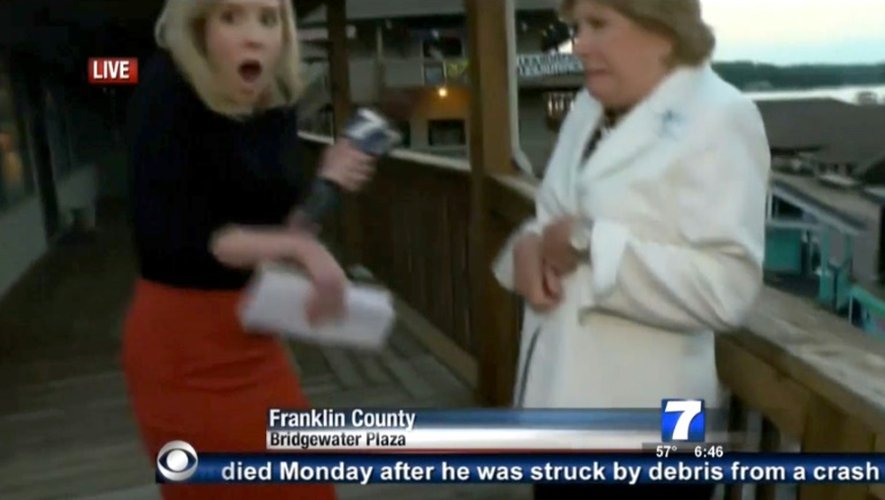 Une capture d'écran de la télévision WDBJ7-TV montre Alison Parker (G) juste au moment où elle entend un coup de feu alors qu'elle interviewait Vicki Gardner, la directrice locale de la Chambre du commerce à Roanoke en Virginie, le 26 août 2015