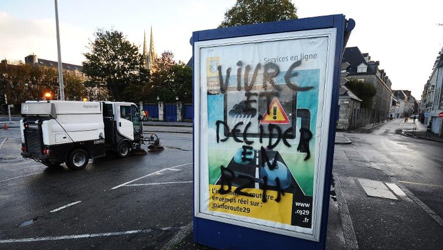 Un panneau municipal recouvert du graffiti "Vivre et décider en BZH" (Bretagne), le 3 novembre 2013 à Quimper où s'est tenue une manifestation pour l'emploi et contre l'écotaxe