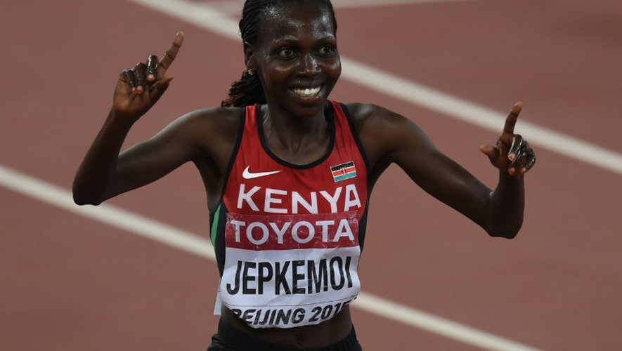 La Kényane Hyvin Kiyeng Jepkemoi en liesse après sa victoire en finale du 3000 m steeple aux Mondiaux à Pékin, le 26 août 2015