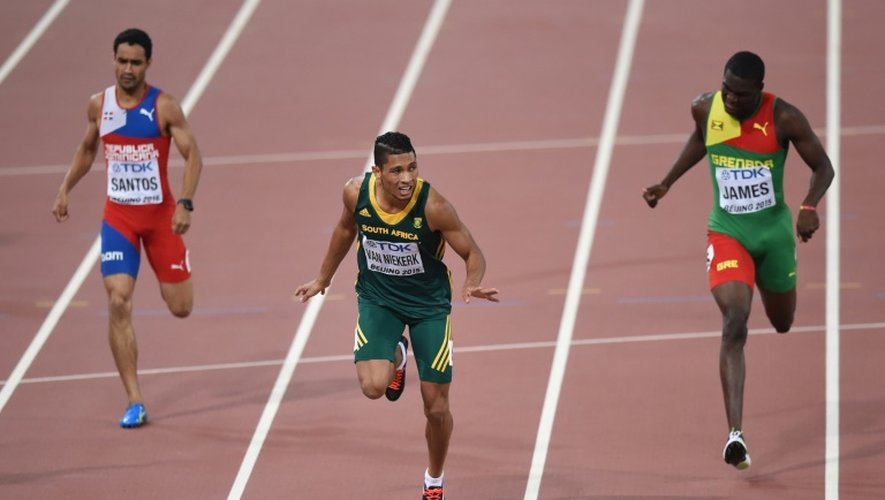 Le Sud-africain Wayde Van Niekerk casse sur la ligne d'arrivée du 400 m pour s'imposer devant ses concurrents à Pékin, le 26 août 2015