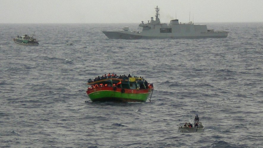 Photo fournie par les autorités italiennes le 20 mai 2015 d'une opération de sauvetage en Méditerranée