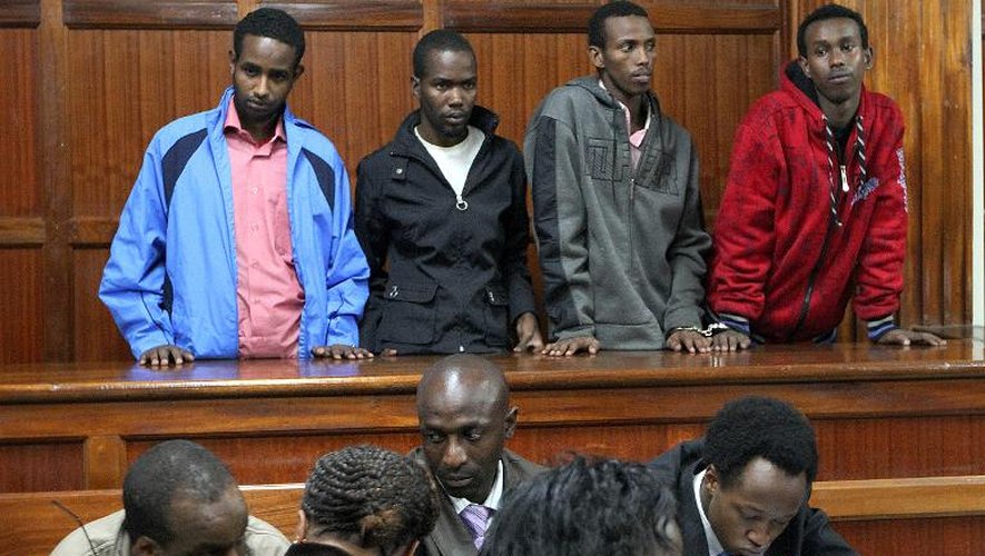 Les quatre hommes inculpés de "soutien à un groupe terroriste" dans l'affaire de l'attaque du Westgate, devant un tribunal de Nairobi le 4 novembre 2013