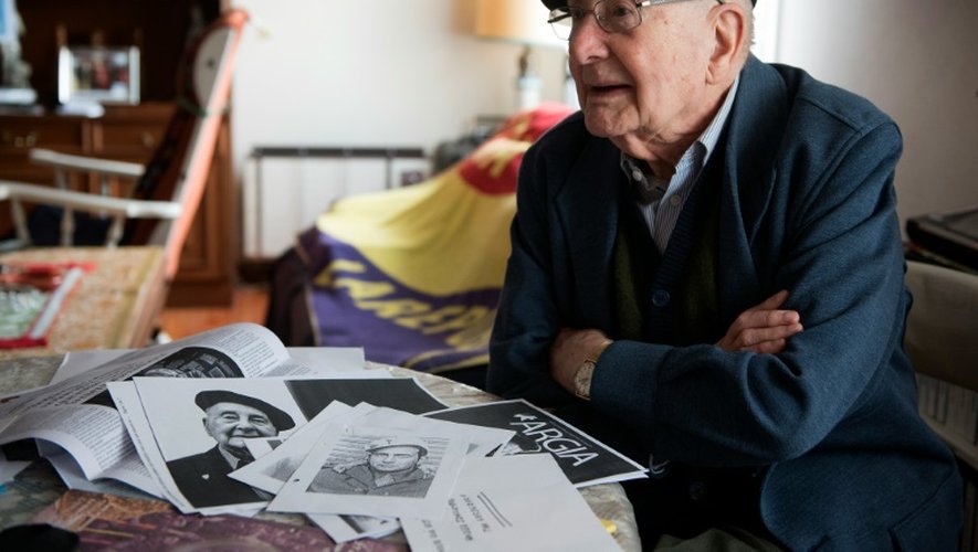 Luis Ortiz Alfau avec des photos de lui pendant la guerre d'Espagne, le 5 mai 2016 à son domicile à Bilbao