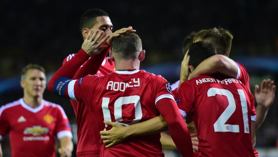 Wayne Rooney, auteur d'un triplé contre le FC Bruges en barrage retour de la Ligue des champions, est félicité par ses coéquipiers, le 26 août 2015
