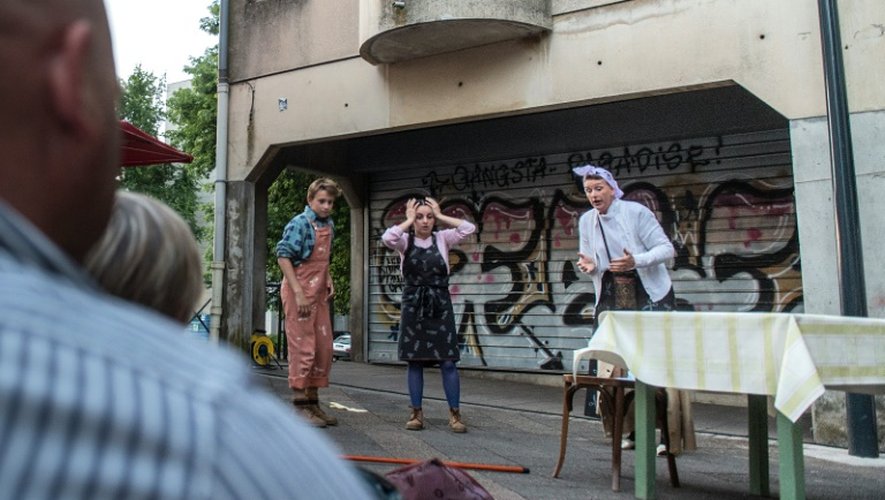 Le conte Hänsel et Gretel joué en  opéra-promenade dans le quartier Planoise le 9 juillet 2016 à Besançon