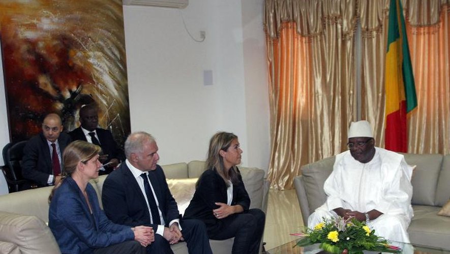 Le président malien Ibrahim Boubacar Keita (d) reçoit Marie-Christine Saragosse, PDG de France Médias Monde, qui inclut RFI, le 4 novembre à Bamako
