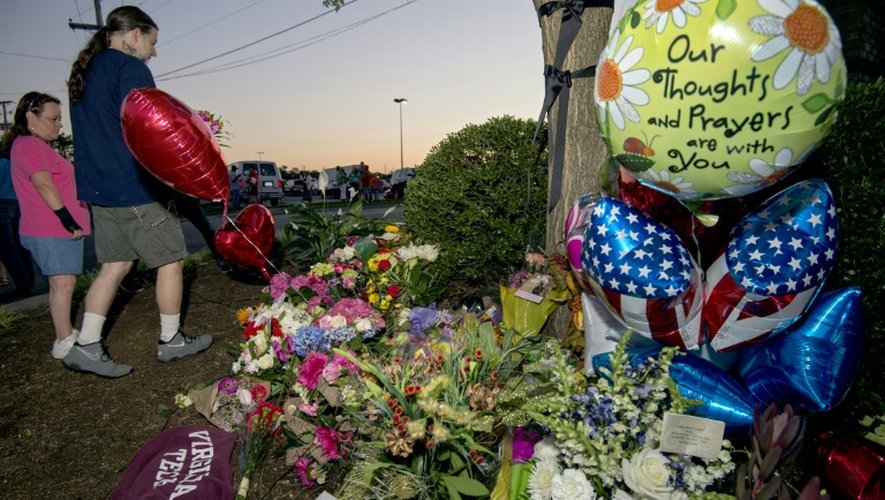 Des bouquets déposés le 26 août 2015 par des anonymes sous un arbre orné de deux rubans de deuil en hommage aux deux journalistes assassinés à Roanoke en Virginie
