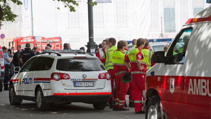 Des policiers et des ambulanciers à Oslo, le 31 juillet 2012