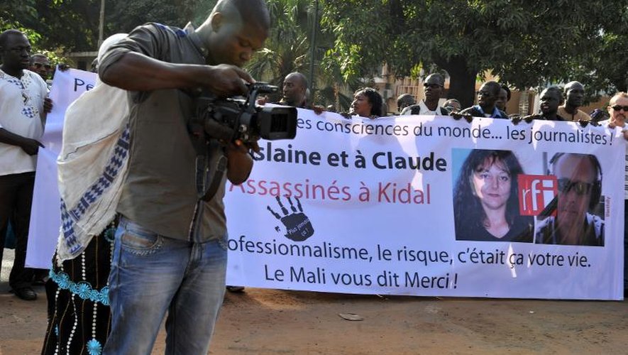 Des journalistes maliens participent à une marche en hommage à leurs collègues de RFI tués à Kidal, le 4 novembre 2013 à Bamako