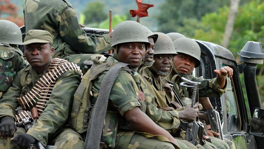 Des soldats congolais poursuivent leur offensive contre les rebelles du M23, le 4 novembre 2013 près de Rutshuru, dans l'est de la RDC