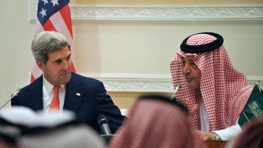 Le secrétaire d'Etat américain John Kerry et le ministre saoudien des Affaires étrangères le prince Saud al-Faisal, lors d'une conférence de presse à Ryad le 4 novembre 2013