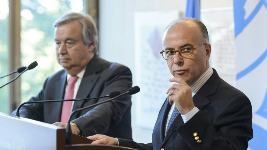 Haut commissaire de l'ONU pour les réfugiés (HCR), Antonio Guterres, et le ministre français de l'Intérieur, Bernard Cazeneuve, lors d'une conférence de presse le 26 août 2015 à Genève