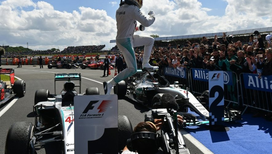 Le Britannique Lewis Hamilton saute de sa Mercedes après sa victoire au GP de Grande-Bretagne sur le circuit de Silverstone, le 10 juillet 2016